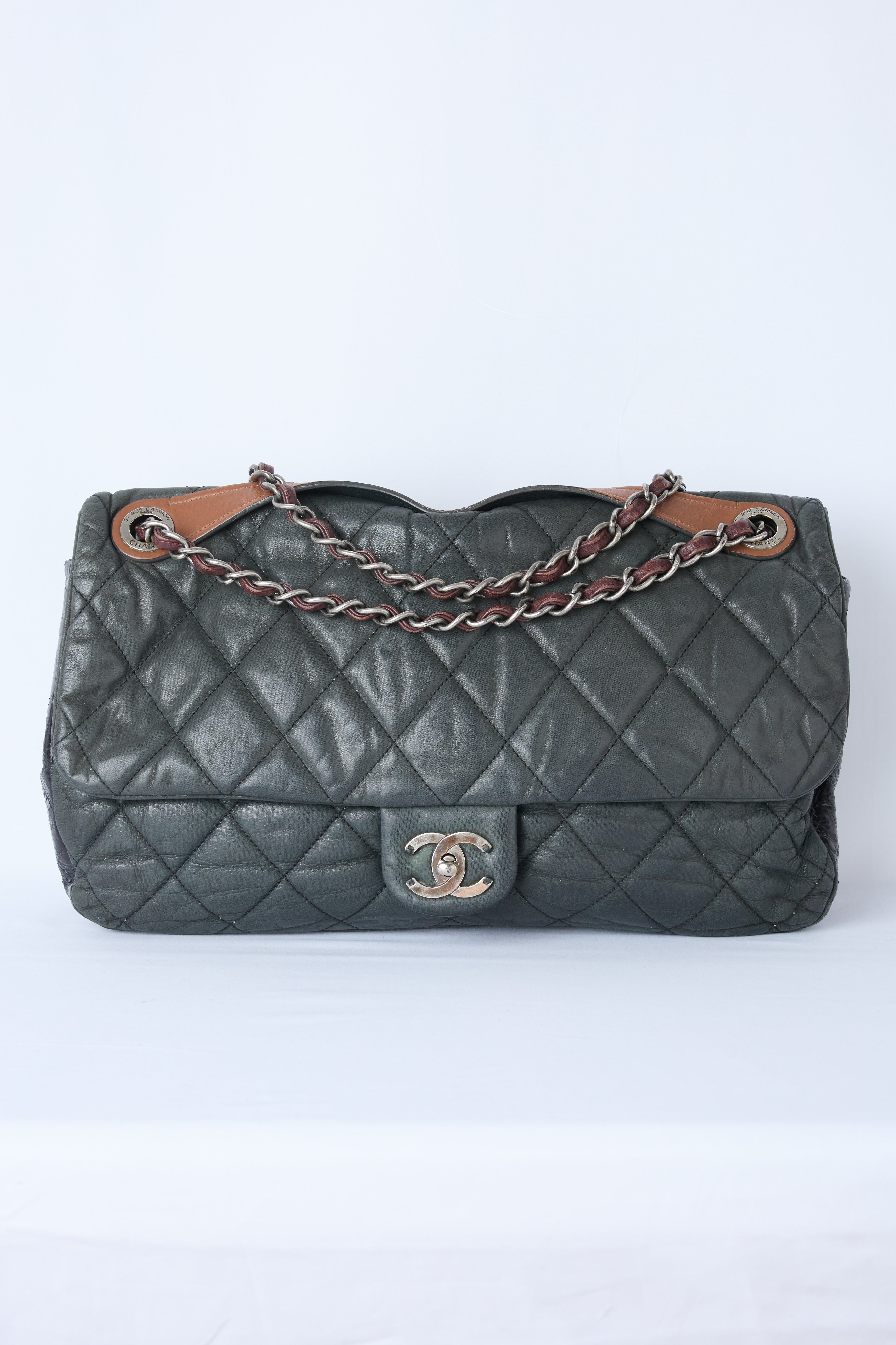 CHANEL IRRIDESCENT GREY QUILTED BUBBLE FLAP