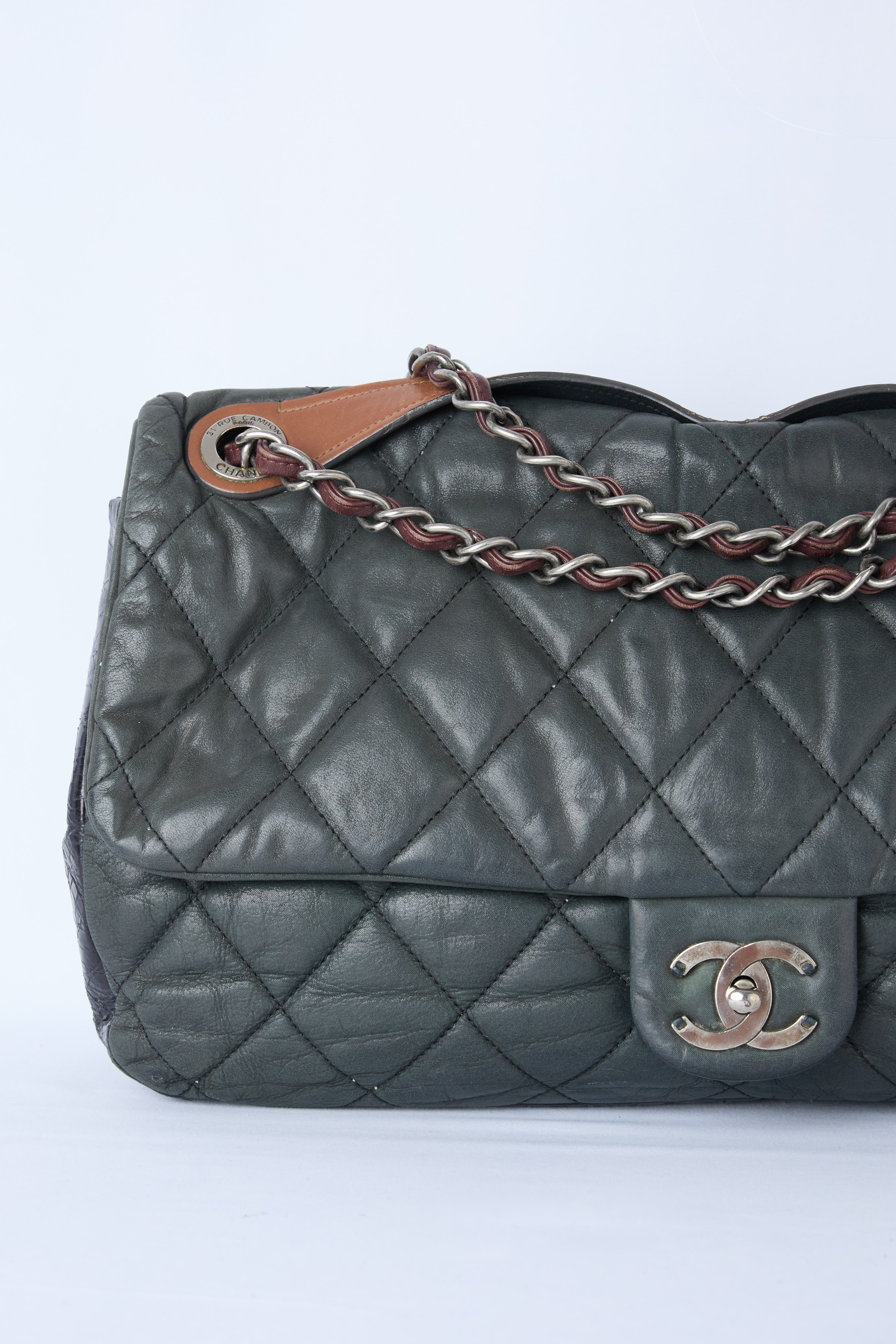 CHANEL IRRIDESCENT GREY QUILTED BUBBLE FLAP