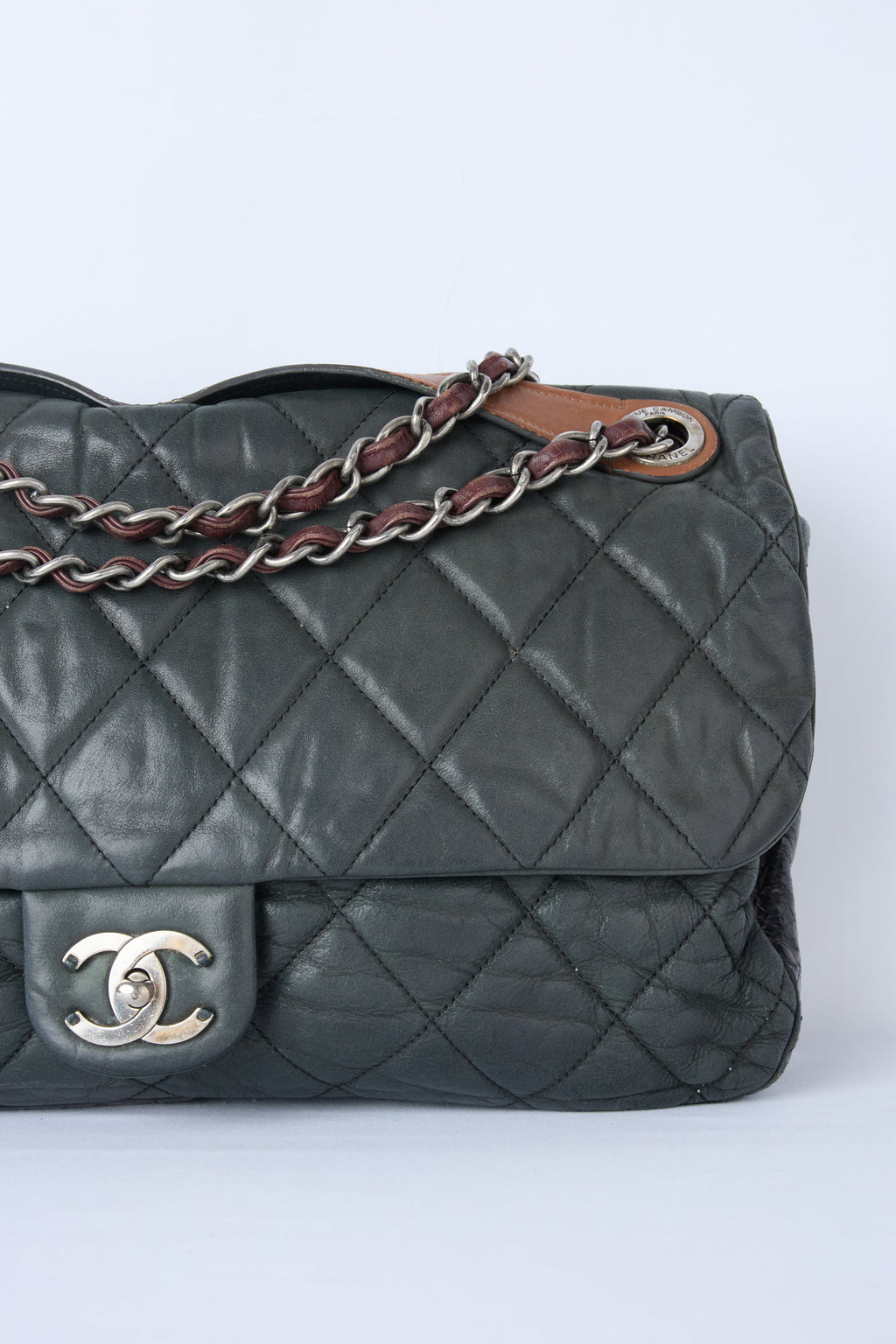 CHANEL IRRIDESCENT GREY QUILTED BUBBLE FLAP