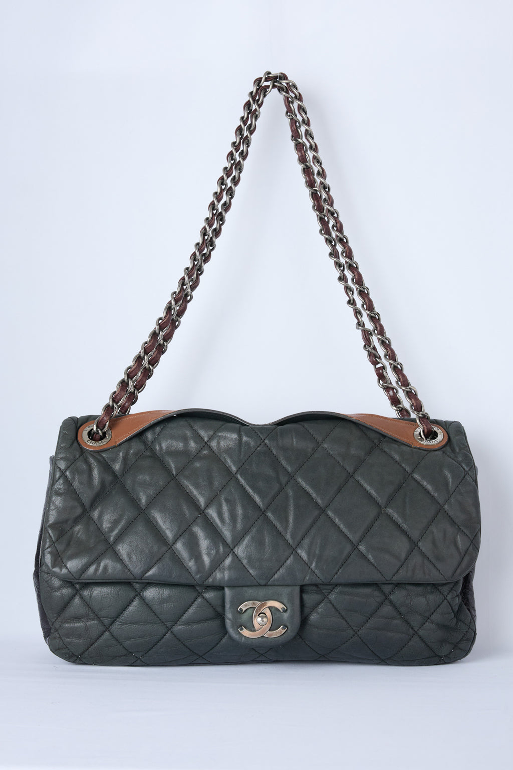 CHANEL IRRIDESCENT GREY QUILTED BUBBLE FLAP