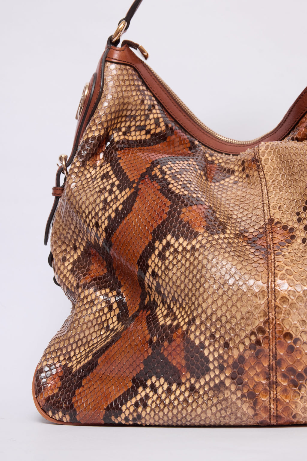 GUCCI BUCKET BAG
